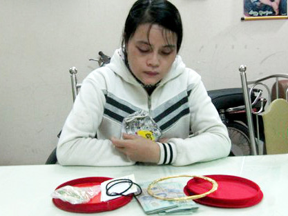 Ô sin Huỳnh Thị Nhung cùng tang vật.