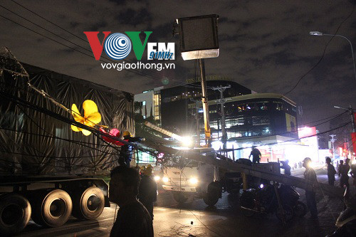 Container quật ngã cột điện, dân nháo nhào tháo chạy ảnh 10