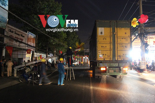 Container quật ngã cột điện, dân nháo nhào tháo chạy ảnh 2