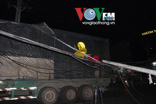 Container quật ngã cột điện, dân nháo nhào tháo chạy ảnh 7