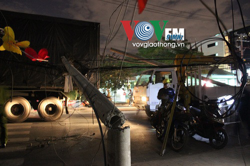 Container quật ngã cột điện, dân nháo nhào tháo chạy ảnh 4