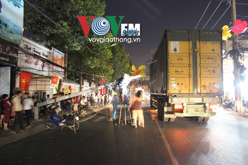 Container quật ngã cột điện, dân nháo nhào tháo chạy ảnh 5