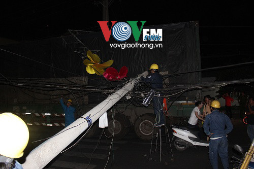 Container quật ngã cột điện, dân nháo nhào tháo chạy ảnh 9