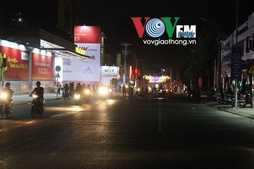 Container quật ngã cột điện, dân nháo nhào tháo chạy ảnh 8