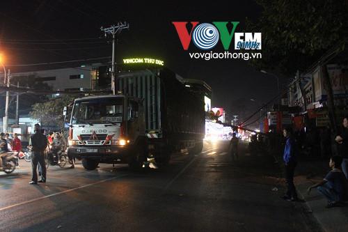 Container quật ngã cột điện, dân nháo nhào tháo chạy ảnh 1