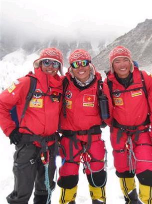 Từ trái qua: Ngợi, Linh và Nhiên trước thác băng Khumbu, nơi bắt đầu hành trình lên nóc nhà thế giới - Ảnh: Hoài Nam (Tuổi trẻ)