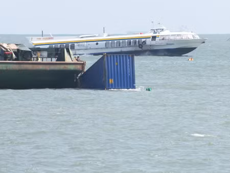 Một container của Trường hải Star nổi lập lờ trên biển 