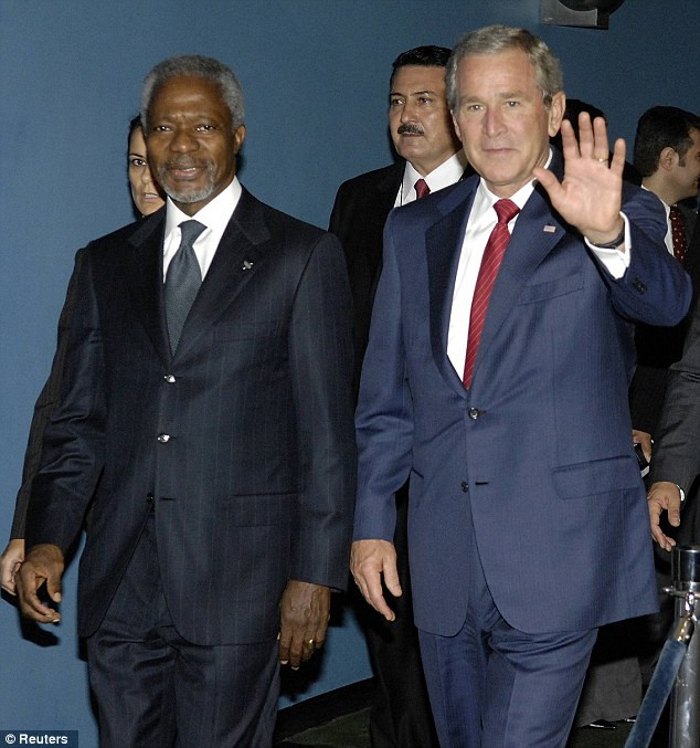 Cựu Tổng thống George W. Bush (phải) tham dự cuộc họp Đại hội đồng Liên Hợp Quốc ở New York năm 2006