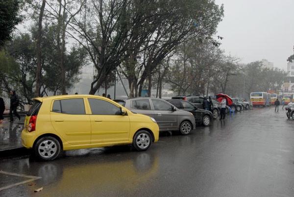 Ô tô đỗ kín lòng đường khu vực Hồ Hoàn Kiếm.