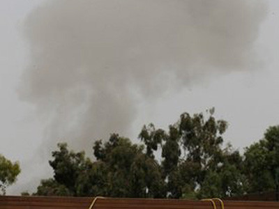 Cột khói bốc cao ở Tripoli sau đợt một đợt không kích của NATO hôm 7-6 Ảnh: AP