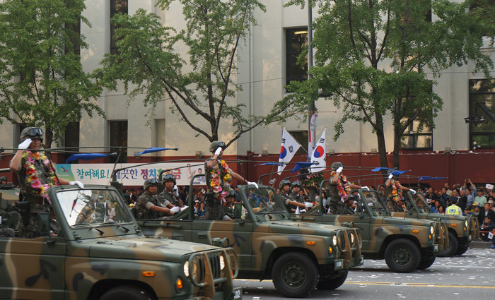 Binh lính chào người dân vây kín hai bên đại lộ. Ảnh: T.Đ