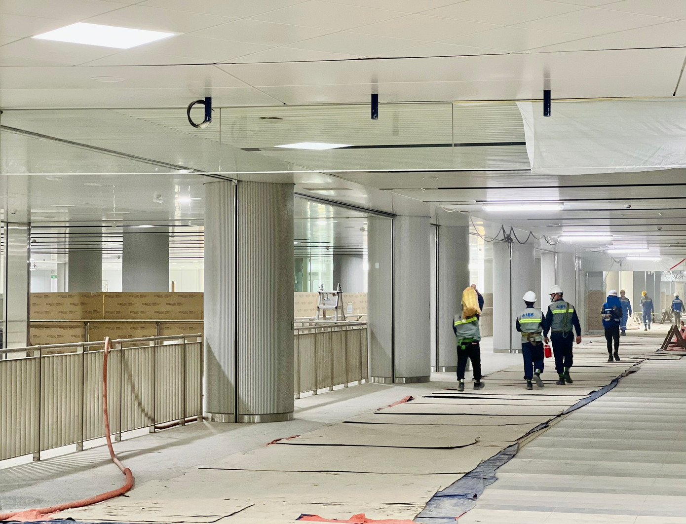 Hiện nay, tiến độ nhà ga Bến Thành đã đạt hơn 99%, trong đó phần kết cấu đã hoàn thiện 100%. Ảnh: MAUR