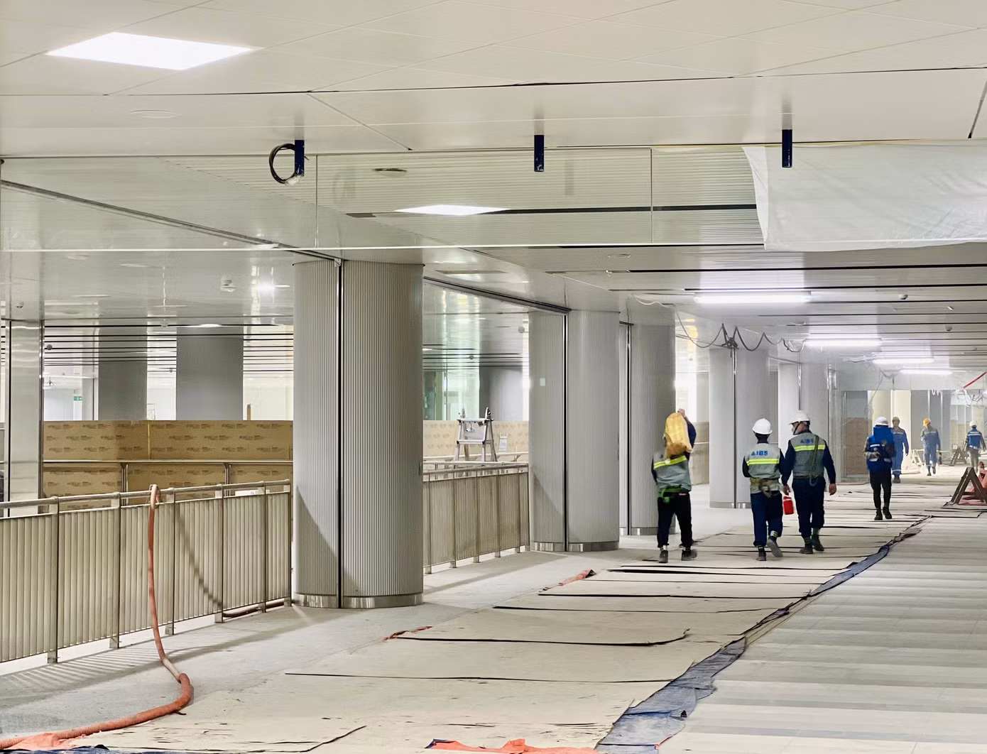 Hiện nay, tiến độ nhà ga Bến Thành đã đạt hơn 99%, trong đó phần kết cấu đã hoàn thiện 100%. Ảnh: MAUR