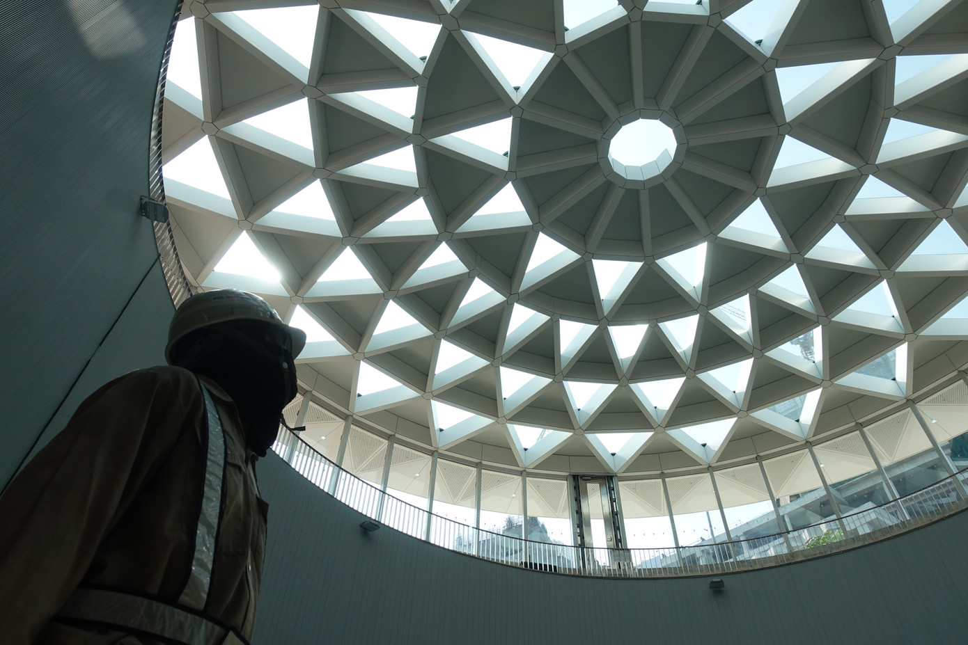 Điểm nhấn của ga Bến Thành là giếng trời lấy sáng tự nhiên cao 6 m, đường kính 21,6 m, được thiết kế với mái vòm có hình hoa sen. Ảnh: HỮU HUY