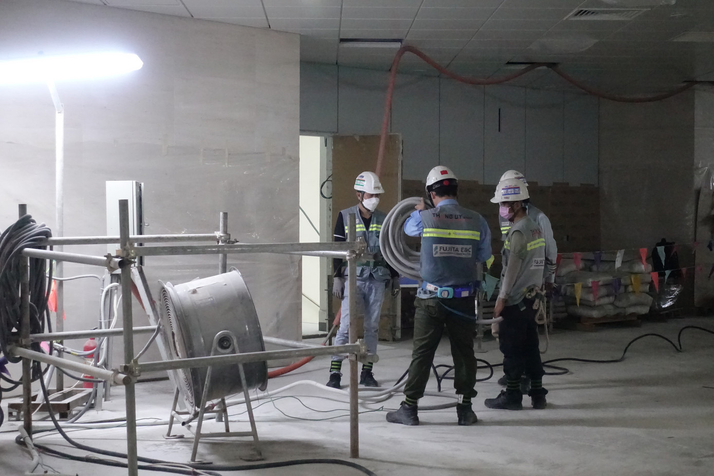 Hiện nay đơn vị thi công đang tập trung hoàn thiện các hạng mục còn lại (thuộc phần kiến trúc và cơ điện). Ảnh: HỮU HUY