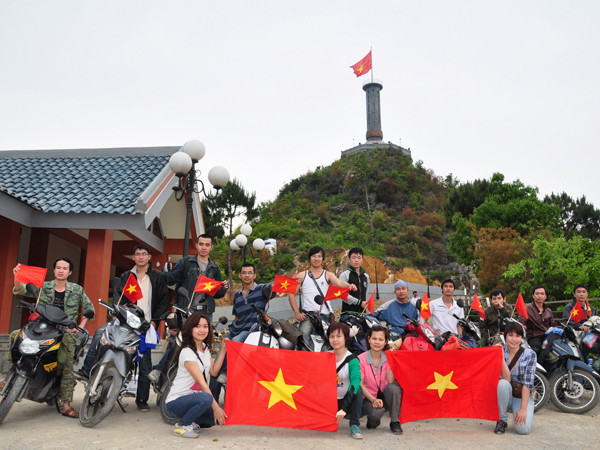 Nhóm bạn trẻ Hà Nội chinh phục cực Bắc Lũng Cú (Hà Giang) . Ảnh: Hùng Cường. Nhóm bạn trẻ Hà Nội chinh phục cực Bắc Lũng Cú (Hà Giang)