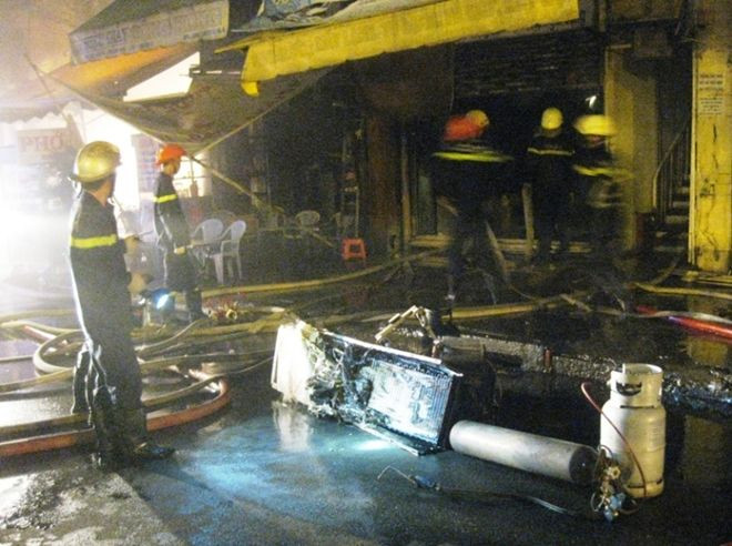 Những bình gas và bình khí nén dược đem ra từ căn nhà hộ bị cháy