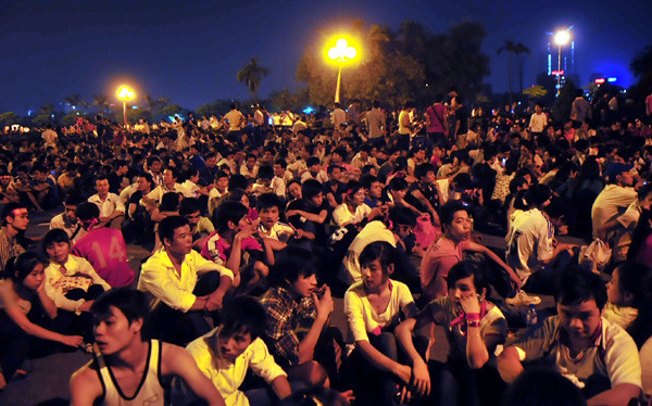 Hàng vạn người dân đổ về Mỹ Đình chờ xem pháo hoa. Ảnh: Thuận Phong. Hàng vạn người dân đã đổ về quảng trường Mỹ Đình chờ xem pháo hoa. Ảnh: Thuận Phong