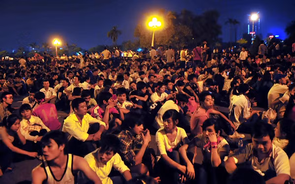 Hàng vạn người dân đã đổ về quảng trường Mỹ Đình chờ xem pháo hoa. Ảnh: Thuận Phong