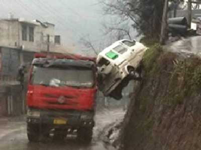 Một tài xế ở tỉnh Hồ Nam, Trung Quốc tên là Wu Lin đã thoát nạn thần kỳ khi chiếc xe của anh bị trượt khỏi khúc cua rơi xuống nhưng may mắn được “đỡ” bởi một chiếc xe tải đang đỗ ở phía dưới. Yu cho biết, anh đang trên đường đón đứa con gái 5 tuổi thì chiếc xe đi qua vũng bùn và bị trượt khỏi đường khiến anh mất lái. “Tất cả diễn ra như một thước phim hành động. Tôi có thể cảm thấy mình đang rơi xuống và tôi tự nhủ: Mình sắp chết”, Wu nói