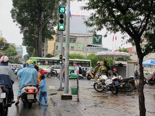 Ào ra đường xin tiền