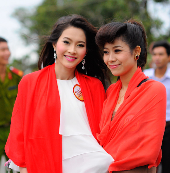 17-8, Đặng Thu Thảo cùng các thí sinh có mặt tại Bà Nà Hills để quay ngoại cảnh. 