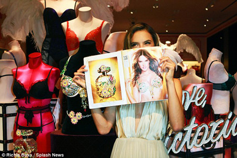 Alessandra hào hứng chia sẻ hình ảnh quảng cáo của cô cho mẫu áo tắm 2,5 triệu USD này. Alessandra hào hứng chia sẻ hình ảnh quảng cáo của cô cho mẫu áo tắm 2,5 triệu USD này