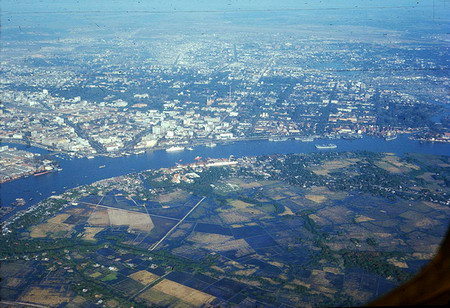 Khung cảnh đối lập ở hai bên bờ sông Sài Gòn, giữa Thủ Thiêm (dưới) và khu nội thành (trên)