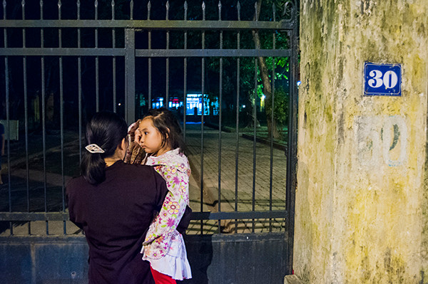 Nhiều bậc phụ huynh, ông bà của các em nhỏ đã đưa con em mình tới cổng nhà của Đại Tướng và kể cho các em nghe những câu chuyện về vị anh hùng của dân tộc