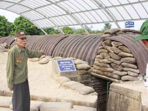 Cụ Hà bên hầm Đờ Cát