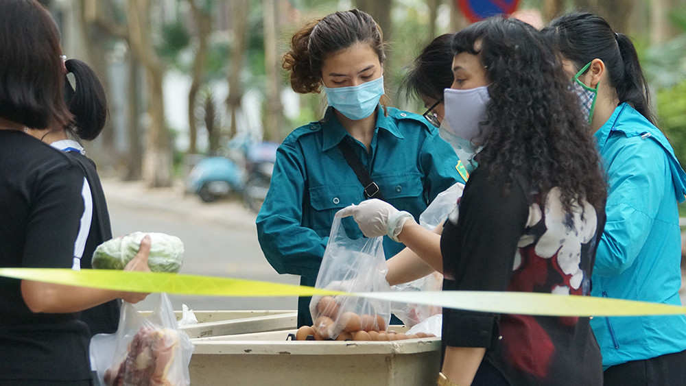 Cung cấp thực phẩm tới từng hộ dân khu cách ly phố Trúc Bạch ảnh 6