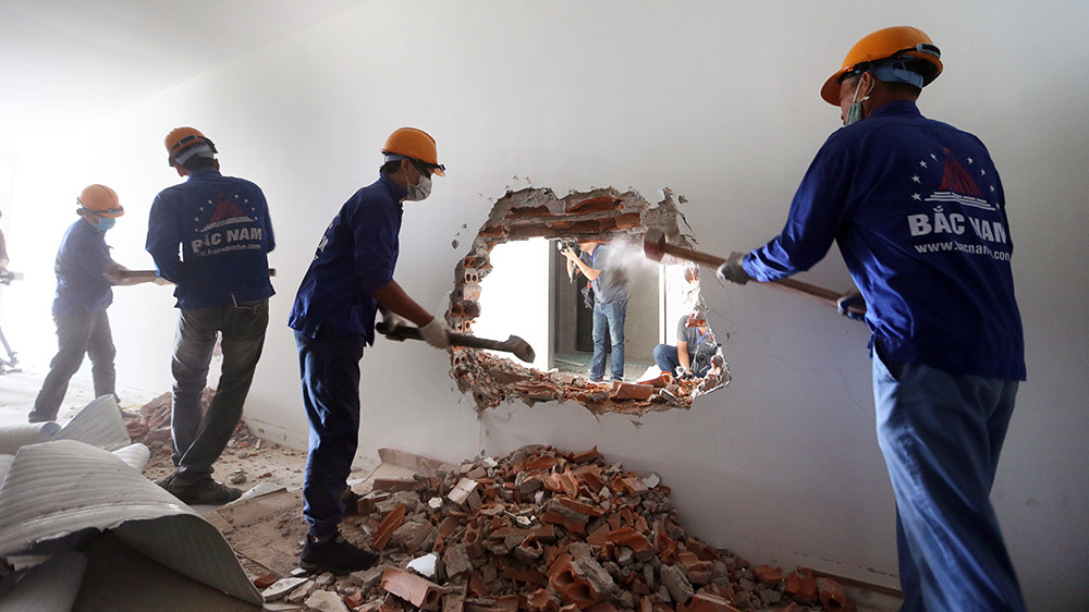 Công nhân miệt mài quai búa phá dỡ tầng 18 nhà 8B Lê Trực ảnh 2