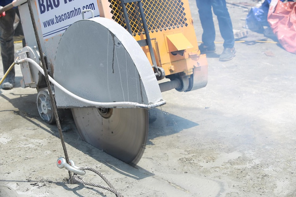 Máy cắt lưỡi kim cương cắt 'ngọt lịm' sàn nhà 8B Lê Trực ảnh 4