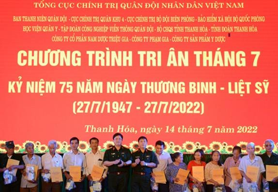 Chương trình &quot;Tri ân Tháng 7&quot; đã tặng hàng trăm suất quà cho các gia đình chính sách, học sinh vượt khó học giỏi.