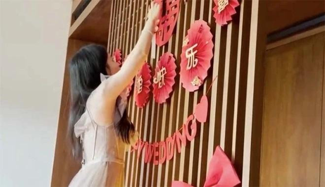 Xie Yuke trang trí địa điểm tổ chức đám cưới. Ảnh: CCTV. Xie Yuke trang trí địa điểm tổ chức đám cưới. Ảnh: CCTV.