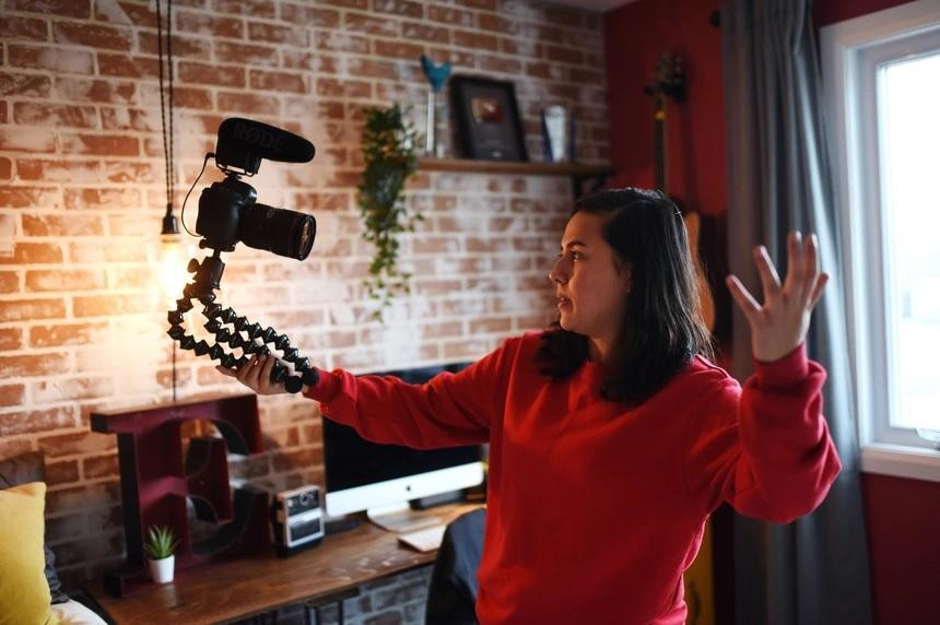 Elle Mills từng tạm ngừng ra video khi sức khỏe tinh thần bị ảnh hưởng. Ảnh: The Washington Post. Elle Mills từng tạm ngừng ra video khi sức khỏe tinh thần bị ảnh hưởng. Ảnh: The Washington Post.