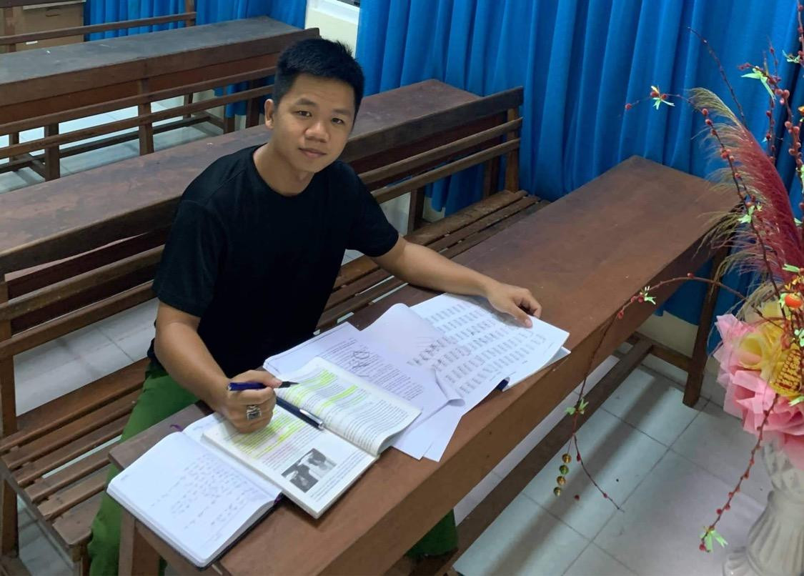 Hạ sĩ Thịnh ôn bài tại đơn vị Hạ sĩ Thịnh ôn bài tại đơn vị