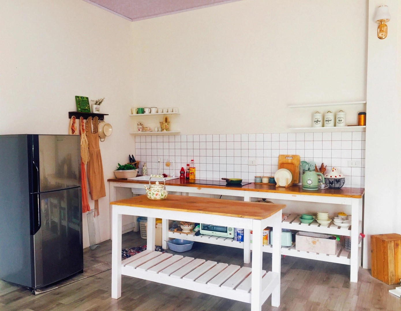 Linh chăm chút từng góc nhỏ trong nhà.