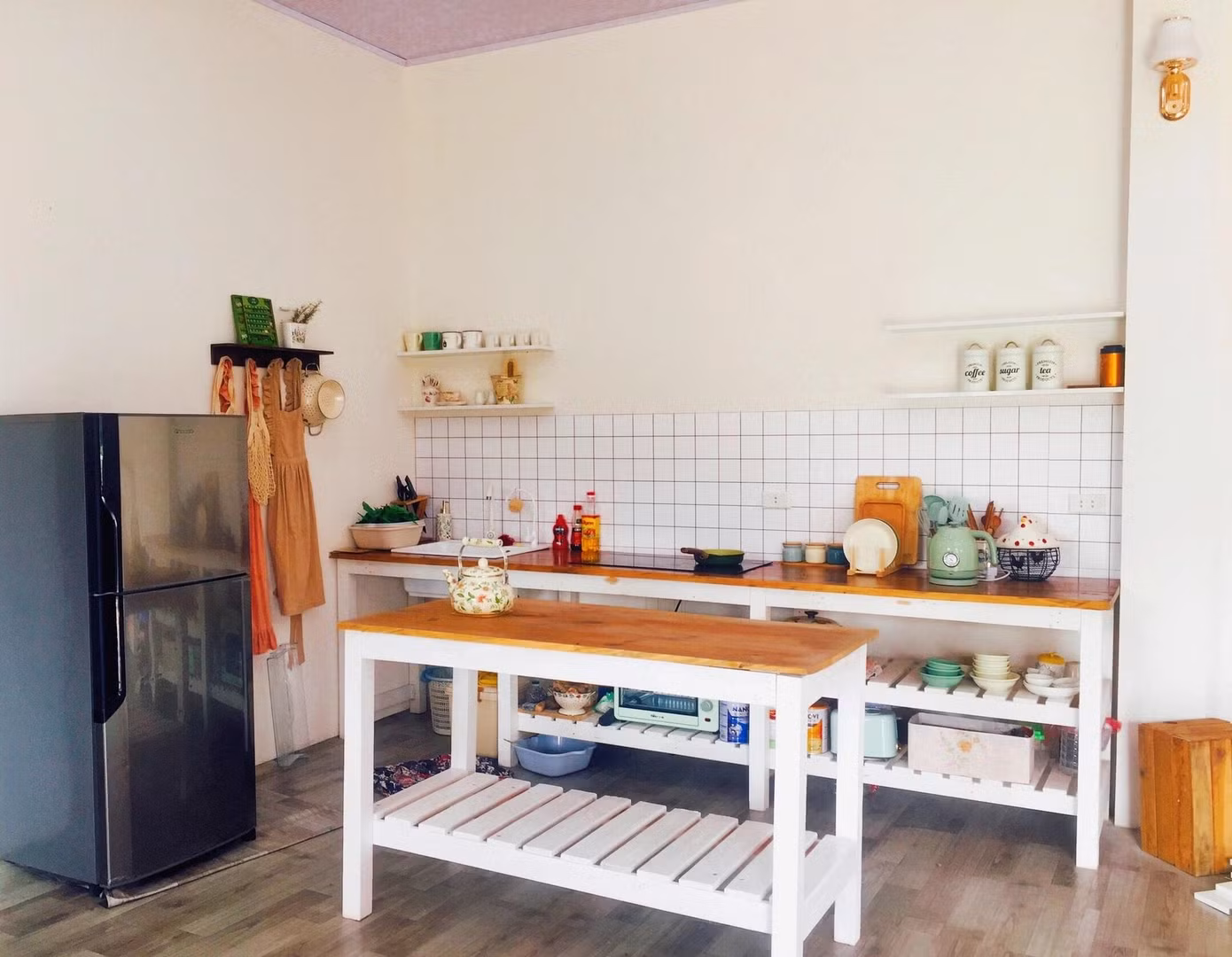 Linh chăm chút từng góc nhỏ trong nhà.