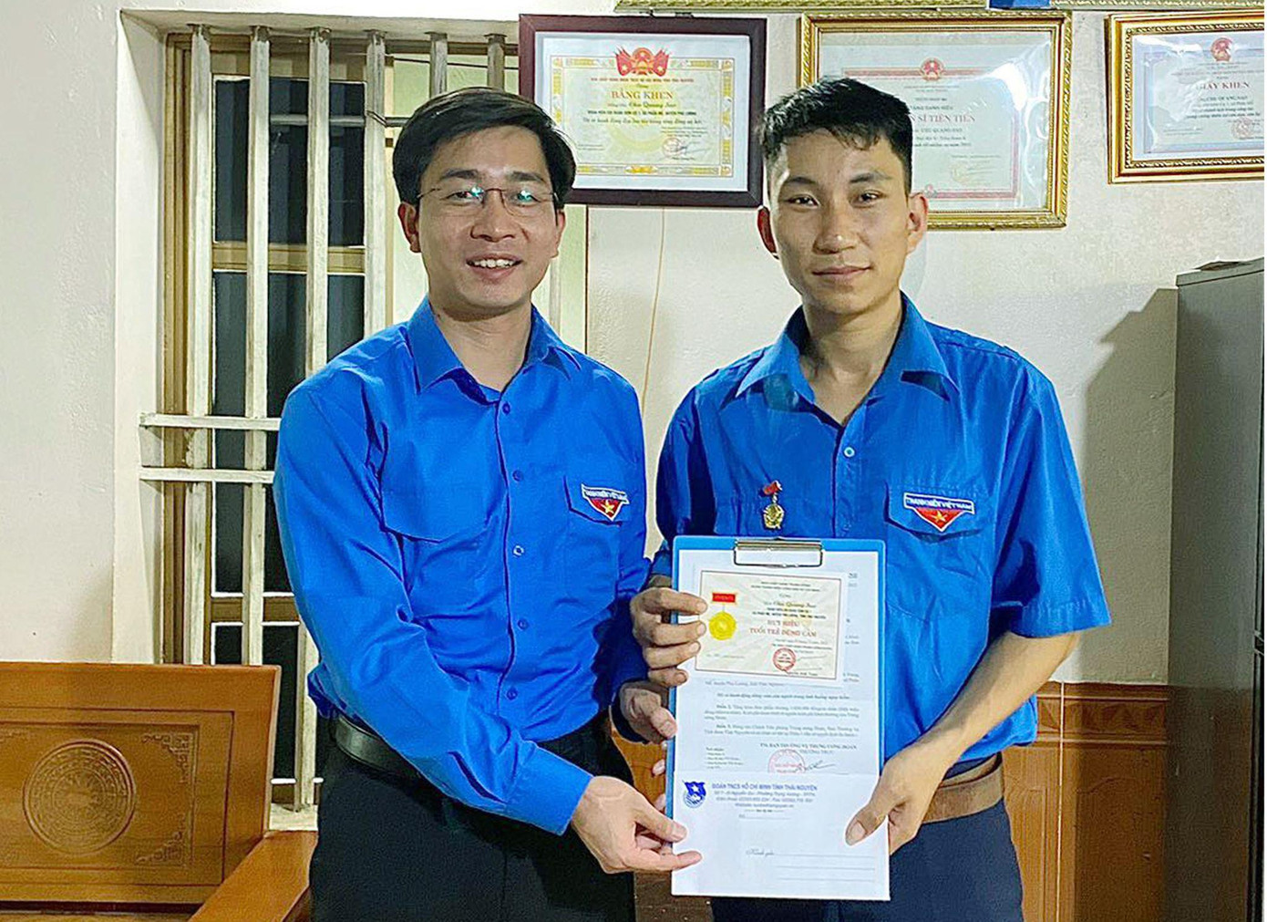 Anh Chu Quang Sao nhận khen thưởng của T.Ư Đoàn.