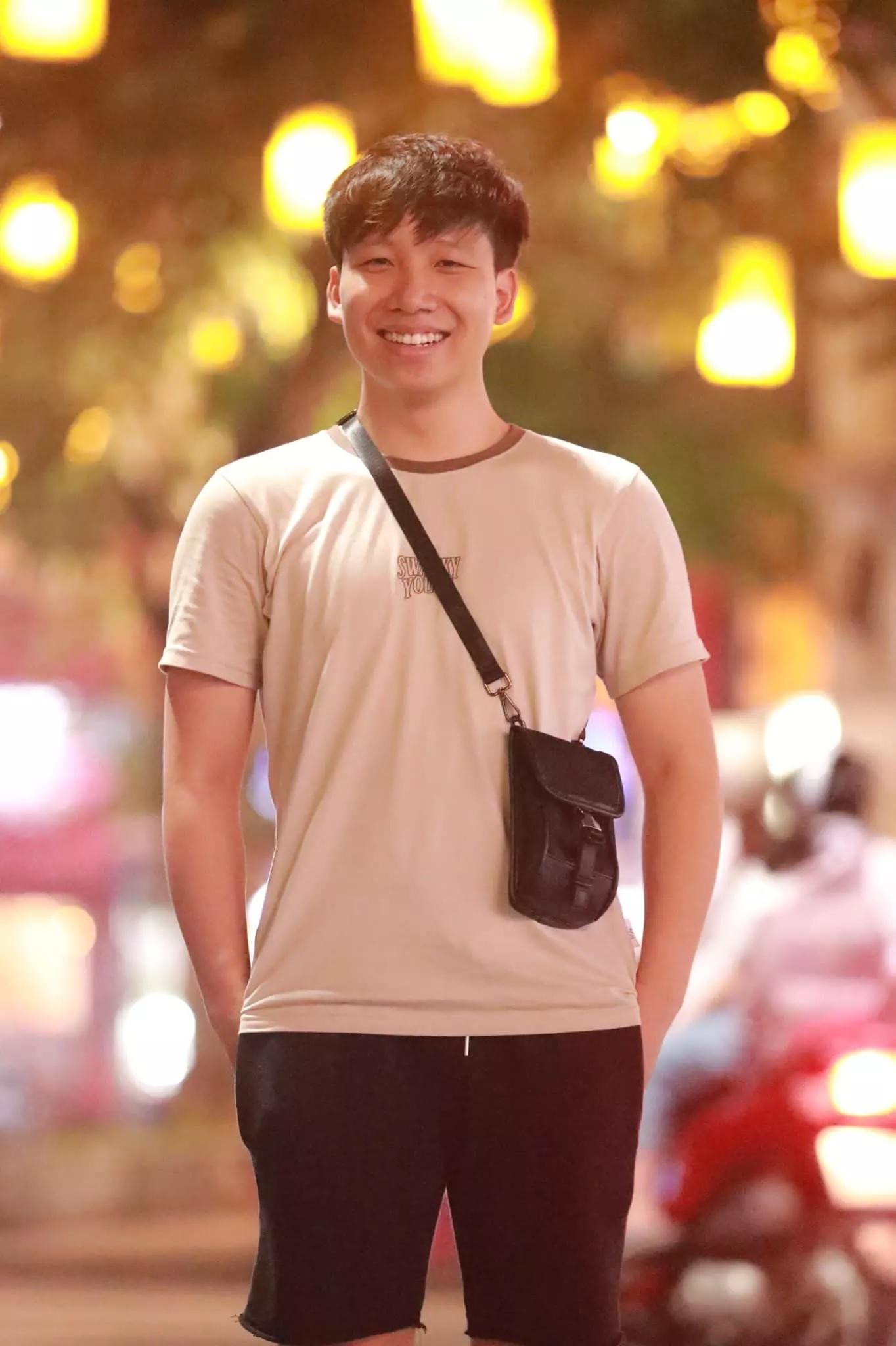 Lê Văn Việt (sinh năm 1994) là cựu sinh viên Trường Đại học Thương mại. Lê Văn Việt (sinh năm 1994) là cựu sinh viên Trường Đại học Thương mại.