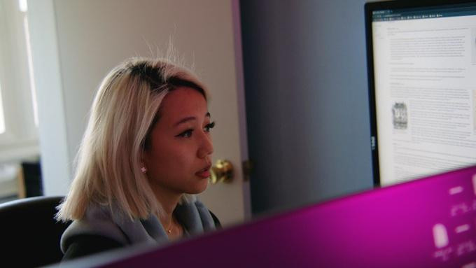 Tan nhận dạy kèm môn Văn học Anh cho 16 học sinh quốc tế ở Thượng Hải đang học từ lớp 7 đến lớp 11 theo chương trình tú tài quốc tế (Ảnh: Alex Sharon/CNBC). Tan nhận dạy kèm môn Văn học Anh cho 16 học sinh quốc tế ở Thượng Hải đang học từ lớp 7 đến lớp 11 theo chương trình tú tài quốc tế (Ảnh: Alex Sharon/CNBC).