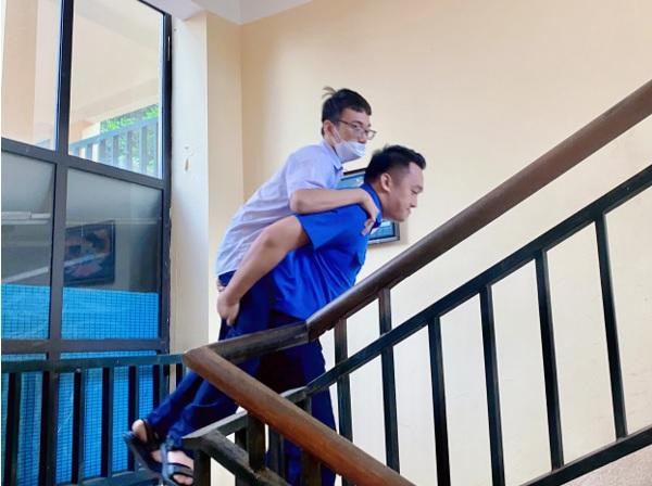 “Được hỗ trợ sĩ tử là niềm hạnh phúc của tôi” –anh Lê Xuân Chung, Bí thư Đoàn xã Kim Chung (Đông Anh, Hà Nội) bày tỏ. - Ảnh: Đoàn xã Kim Chung