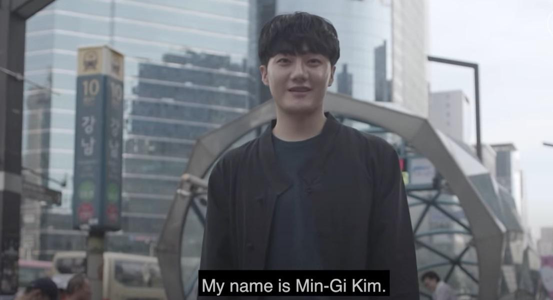 Chàng trai 25 tuổi Min-Gi Kim không thể ra đường mà chưa trang điểm. - Ảnh chụp từ clip