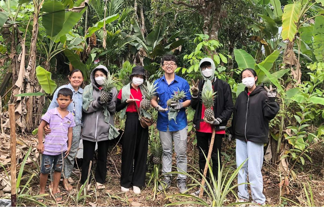 Các tình nguyện viên chiến dịch Tình nguyện hè của CLB Khởi nghiệp Kinh tế hỗ trợ các hộ đồng bào Cơ Tu trồng cây dược liệu ở vườn rừng của gia đình