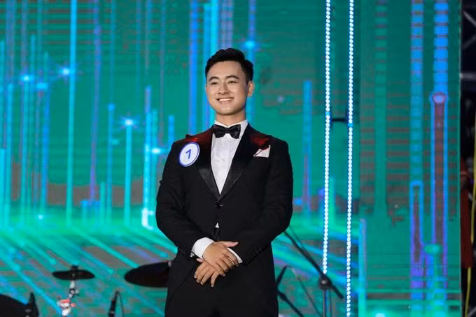 Theo Đức Minh, để học ngoại ngữ tốt trước hết phải xuất phát từ đam mê. Ngoại ngữ sẽ trở thành một công cụ đắc lực giúp người học hoàn thiện bản thân trên nhiều khía cạnh và hỗ trợ cho những lĩnh vực công việc sau này. Theo Đức Minh, để học ngoại ngữ tốt trước hết phải xuất phát từ đam mê. Ngoại ngữ sẽ trở thành một công cụ đắc lực giúp người học hoàn thiện bản thân trên nhiều khía cạnh và hỗ trợ cho những lĩnh vực công việc sau này.