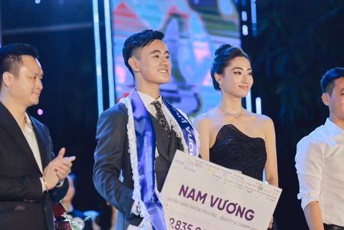 Trở thành gương mặt đại diện cho sinh viên Ngoại thương, Đức Minh sẽ không ngừng phát triển và hoàn thiện bản thân (Ảnh: NVCC). Trở thành gương mặt đại diện cho sinh viên Ngoại thương, Đức Minh sẽ không ngừng phát triển và hoàn thiện bản thân (Ảnh: NVCC).