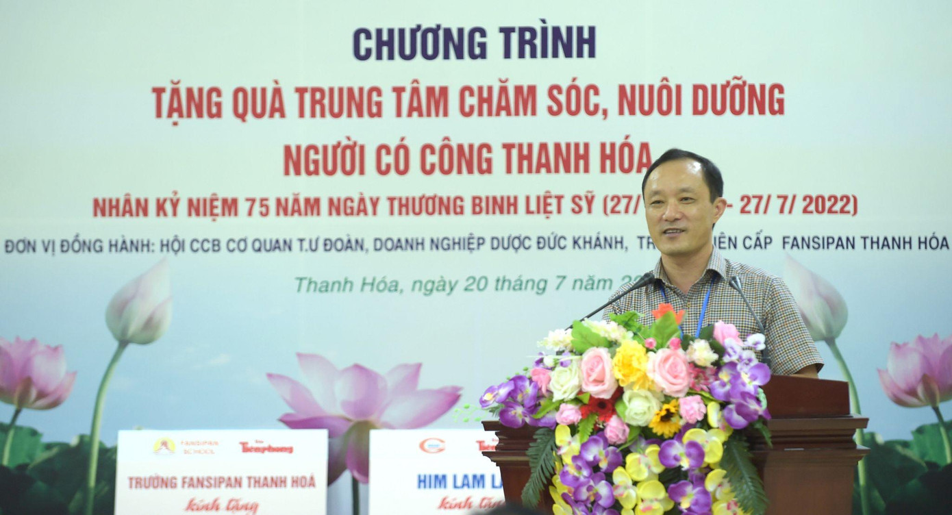 Ông Nguyễn Viết Thanh - Phó Giám đốc Trung tâm chăm sóc, nuôi dưỡng người có công Thanh Hóa giới thiệu về Trung tâm. Ảnh: Xuân Tùng