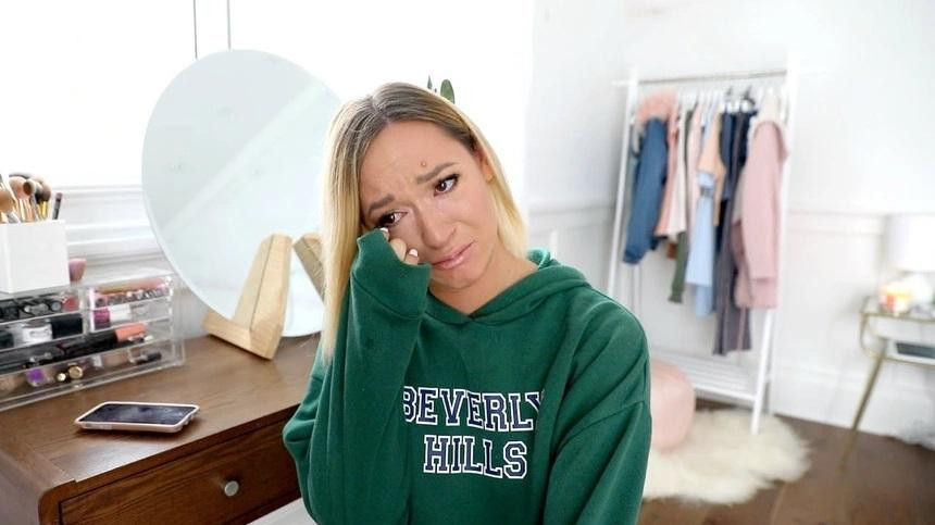 Alisha Marie bật khóc khi chia sẻ về áp lực bản thân phải trải qua khi là người sáng tạo nội dung. Ảnh: YT. Alisha Marie bật khóc khi chia sẻ về áp lực bản thân phải trải qua khi là người sáng tạo nội dung. Ảnh: YT.