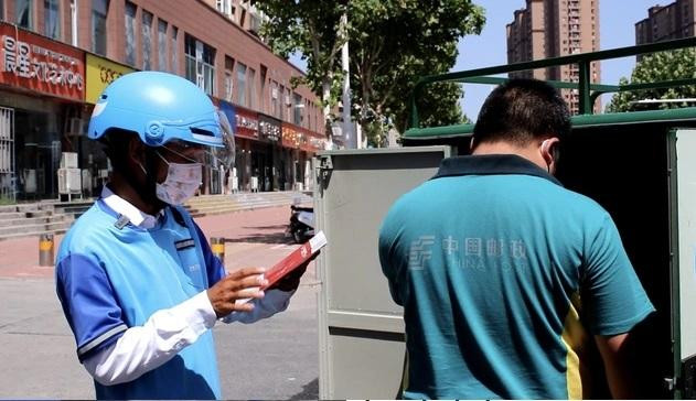 Gao nhận được giấy báo đậu vào lớp thạc sĩ khi đang trên đường đi giao hàng. Gao nhận được giấy báo đậu vào lớp thạc sĩ khi đang trên đường đi giao hàng.